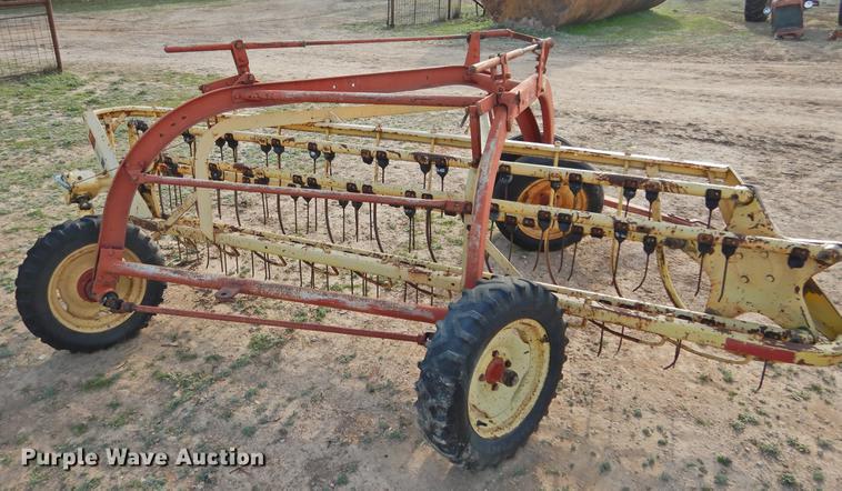 image for item DF2532 New Holland 258 hay rake