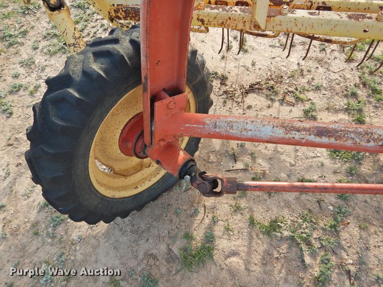 image for item DF2532 New Holland 258 hay rake