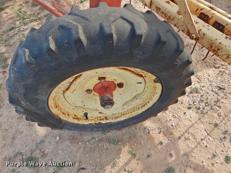 image for item DF2532 New Holland 258 hay rake