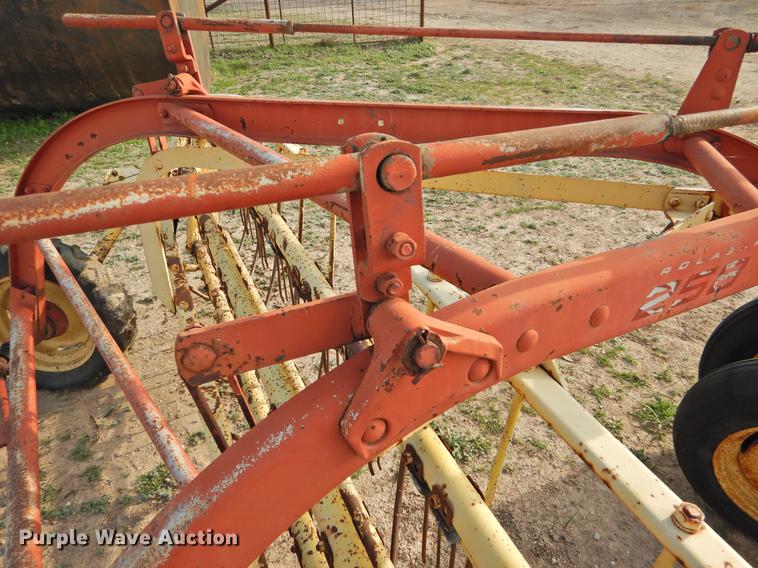 image for item DF2532 New Holland 258 hay rake