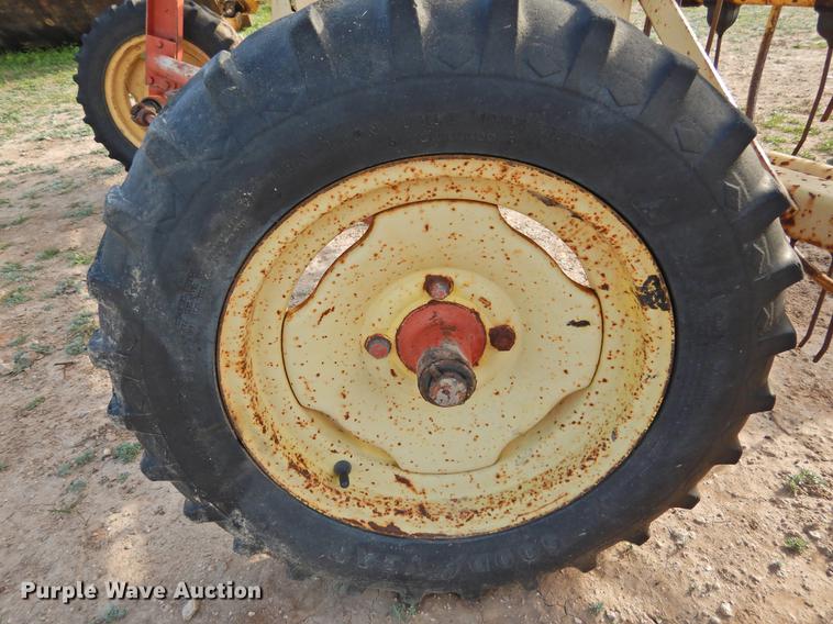 image for item DF2532 New Holland 258 hay rake