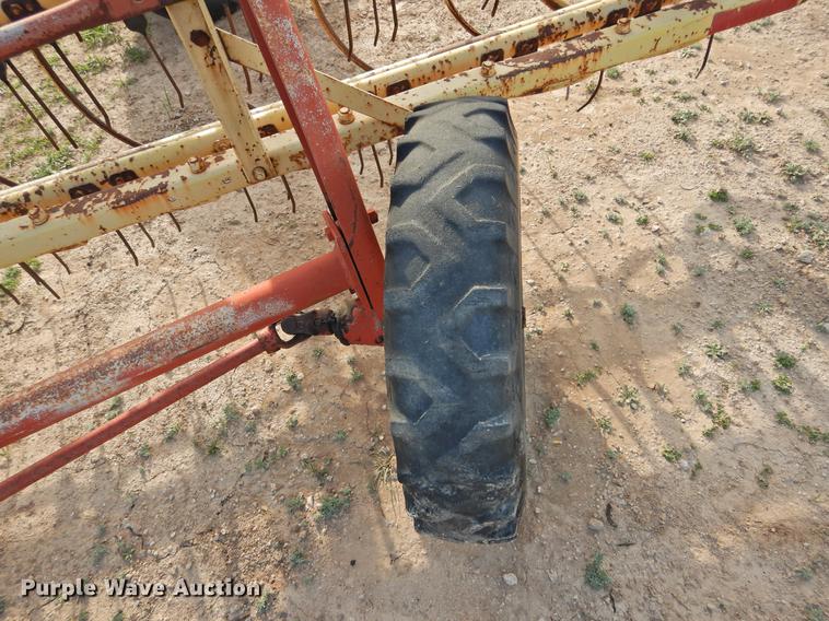 image for item DF2532 New Holland 258 hay rake