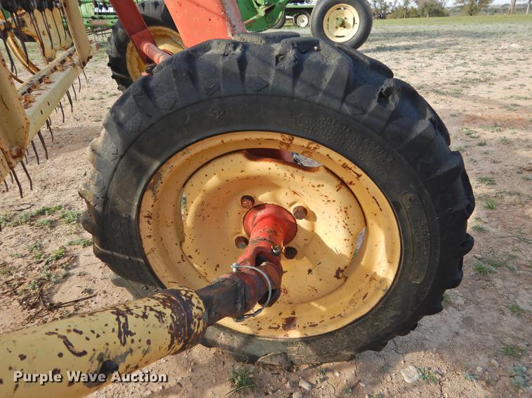 image for item DF2532 New Holland 258 hay rake