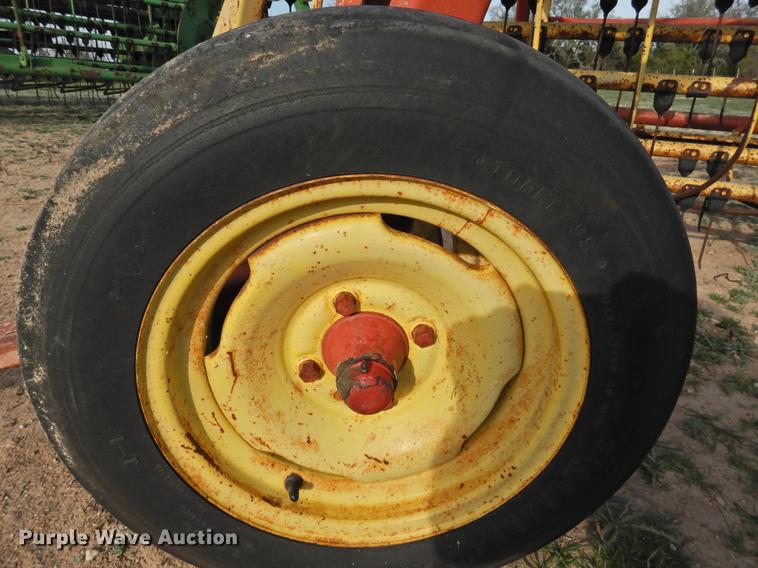 image for item DF2532 New Holland 258 hay rake