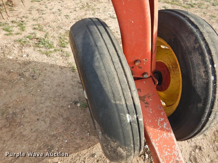 image for item DF2532 New Holland 258 hay rake