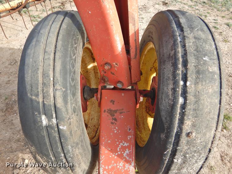 image for item DF2532 New Holland 258 hay rake