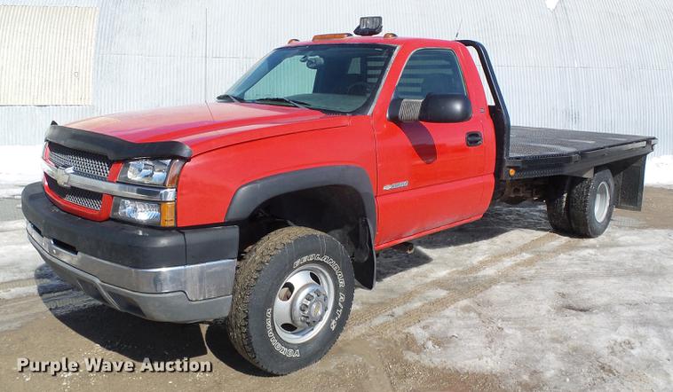 image for item DF2966 2004 Chevrolet Silverado 3500 flatbed pickup truck