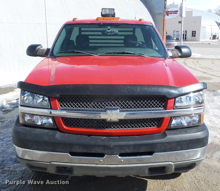 image for item DF2966 2004 Chevrolet Silverado 3500 flatbed pickup truck