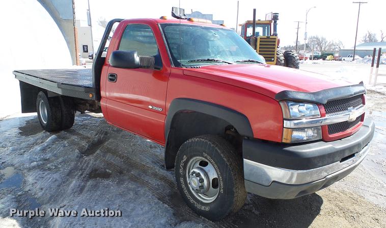 image for item DF2966 2004 Chevrolet Silverado 3500 flatbed pickup truck