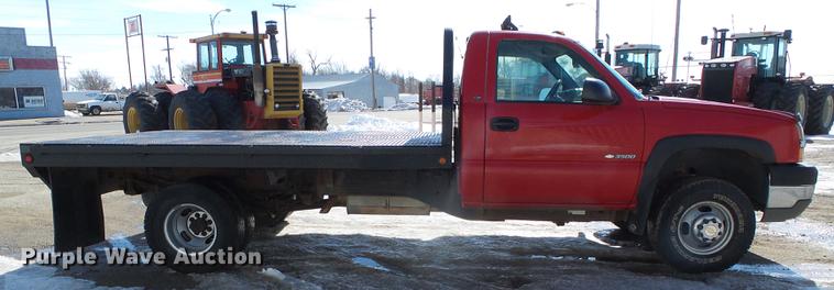 image for item DF2966 2004 Chevrolet Silverado 3500 flatbed pickup truck