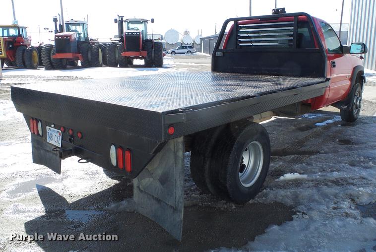image for item DF2966 2004 Chevrolet Silverado 3500 flatbed pickup truck
