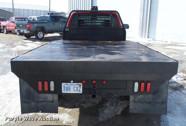 image for item DF2966 2004 Chevrolet Silverado 3500 flatbed pickup truck