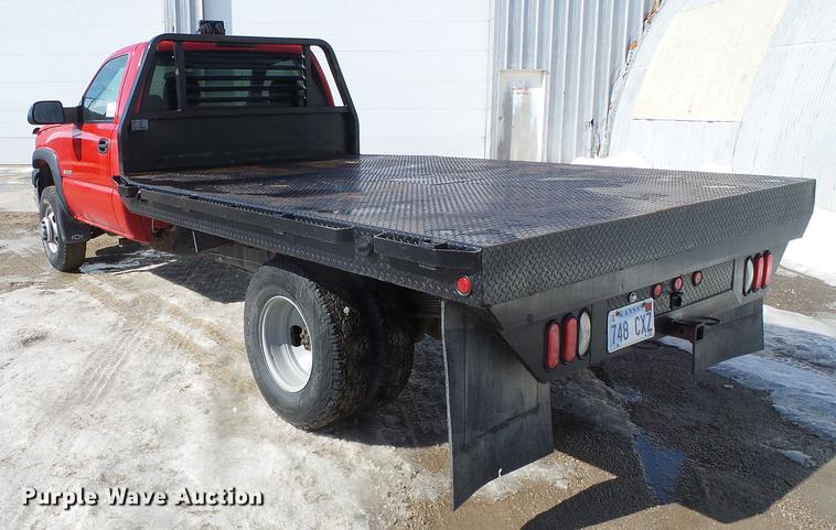 image for item DF2966 2004 Chevrolet Silverado 3500 flatbed pickup truck