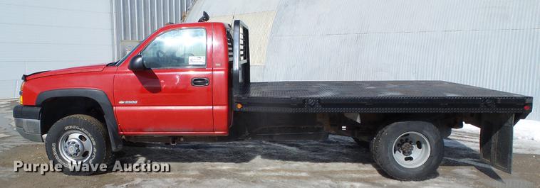 image for item DF2966 2004 Chevrolet Silverado 3500 flatbed pickup truck