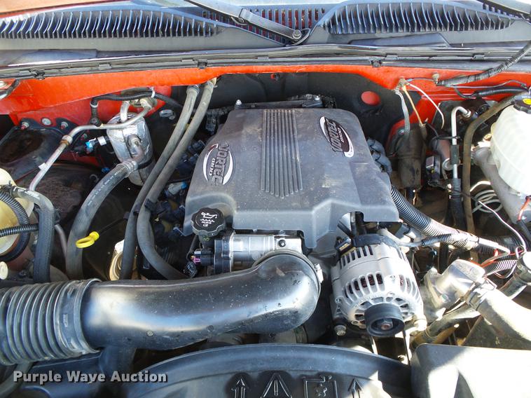 image for item DF2966 2004 Chevrolet Silverado 3500 flatbed pickup truck