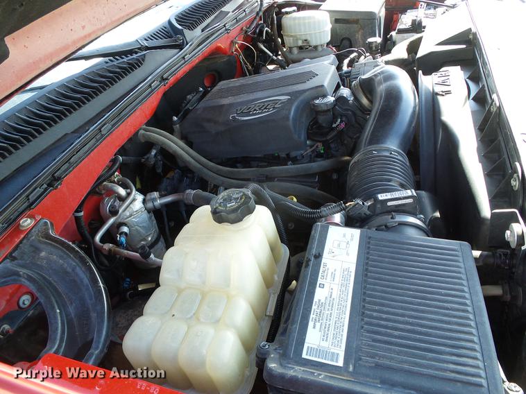 image for item DF2966 2004 Chevrolet Silverado 3500 flatbed pickup truck