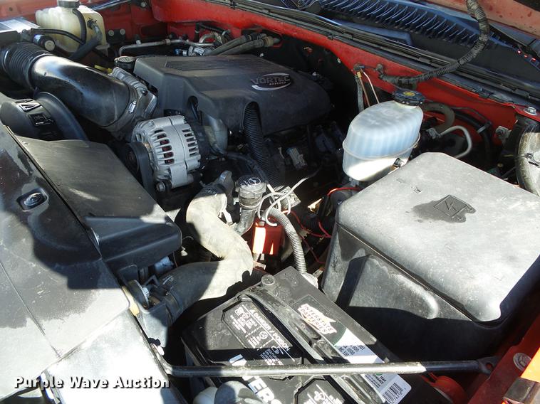 image for item DF2966 2004 Chevrolet Silverado 3500 flatbed pickup truck