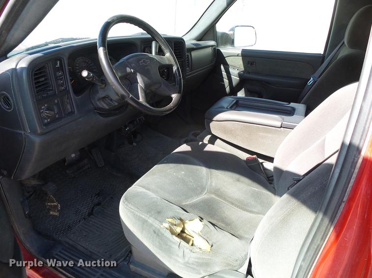 image for item DF2966 2004 Chevrolet Silverado 3500 flatbed pickup truck