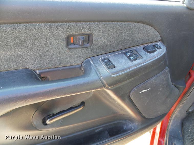 image for item DF2966 2004 Chevrolet Silverado 3500 flatbed pickup truck