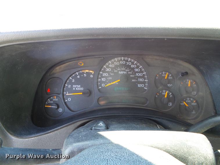 image for item DF2966 2004 Chevrolet Silverado 3500 flatbed pickup truck