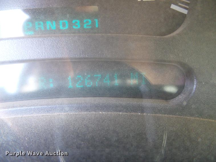 image for item DF2966 2004 Chevrolet Silverado 3500 flatbed pickup truck