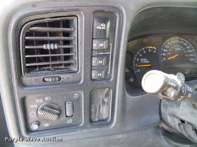 image for item DF2966 2004 Chevrolet Silverado 3500 flatbed pickup truck