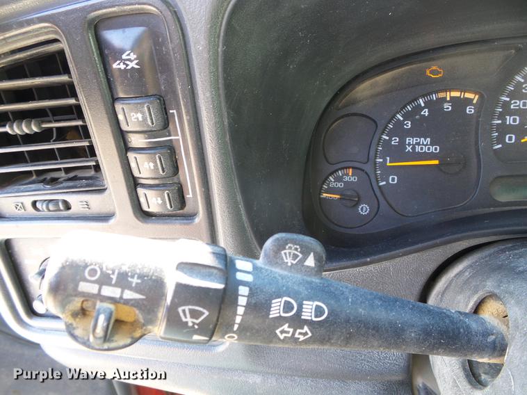 image for item DF2966 2004 Chevrolet Silverado 3500 flatbed pickup truck