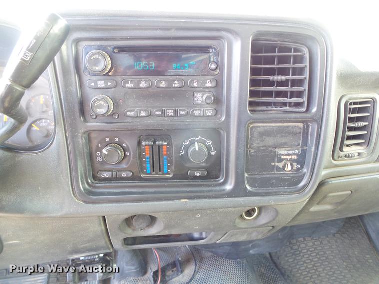 image for item DF2966 2004 Chevrolet Silverado 3500 flatbed pickup truck