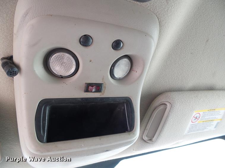 image for item DF2966 2004 Chevrolet Silverado 3500 flatbed pickup truck