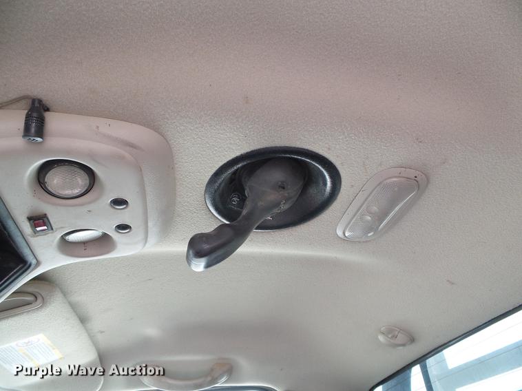 image for item DF2966 2004 Chevrolet Silverado 3500 flatbed pickup truck