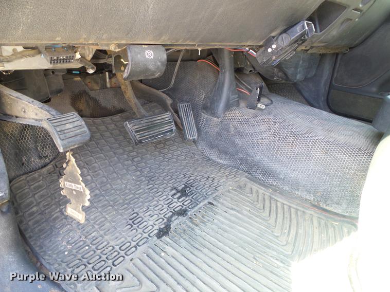 image for item DF2966 2004 Chevrolet Silverado 3500 flatbed pickup truck