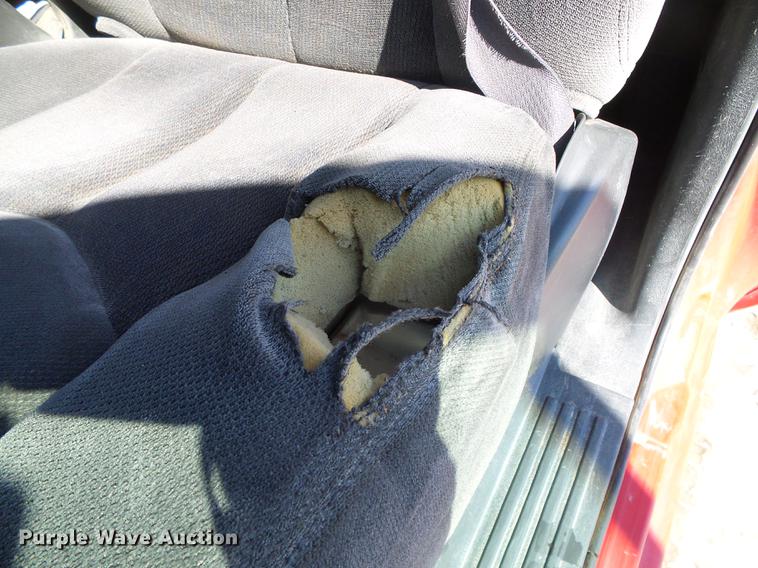 image for item DF2966 2004 Chevrolet Silverado 3500 flatbed pickup truck