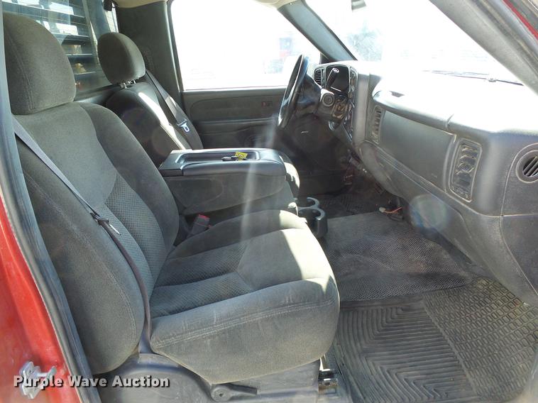 image for item DF2966 2004 Chevrolet Silverado 3500 flatbed pickup truck