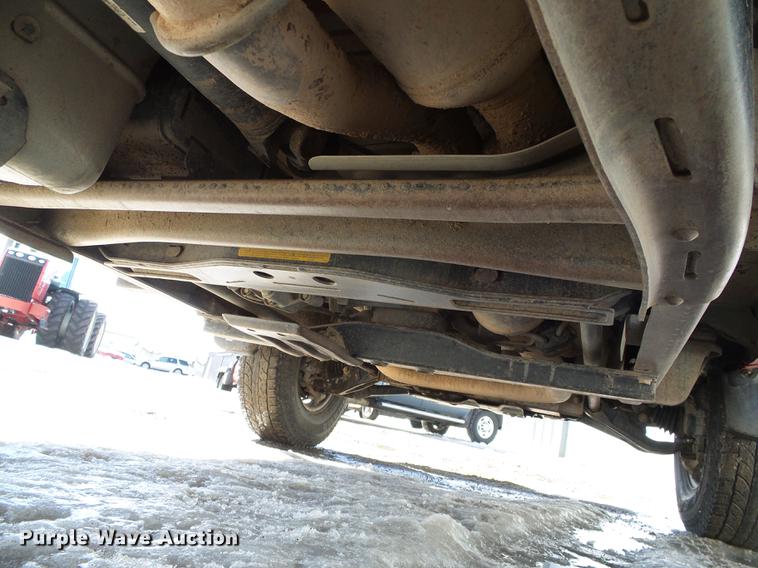 image for item DF2966 2004 Chevrolet Silverado 3500 flatbed pickup truck