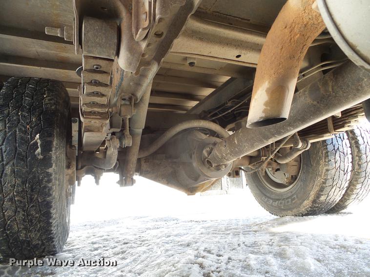 image for item DF2966 2004 Chevrolet Silverado 3500 flatbed pickup truck