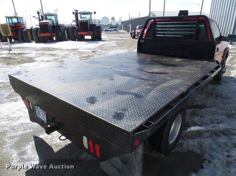 image for item DF2966 2004 Chevrolet Silverado 3500 flatbed pickup truck