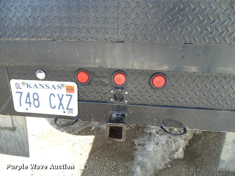 image for item DF2966 2004 Chevrolet Silverado 3500 flatbed pickup truck