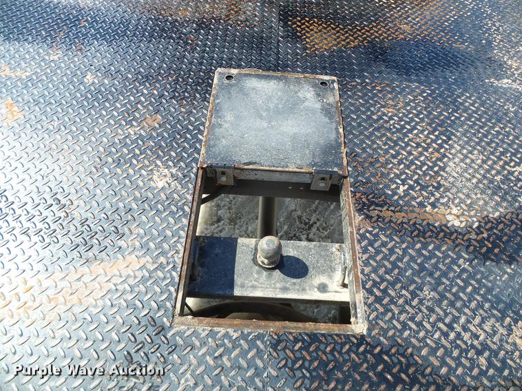 image for item DF2966 2004 Chevrolet Silverado 3500 flatbed pickup truck