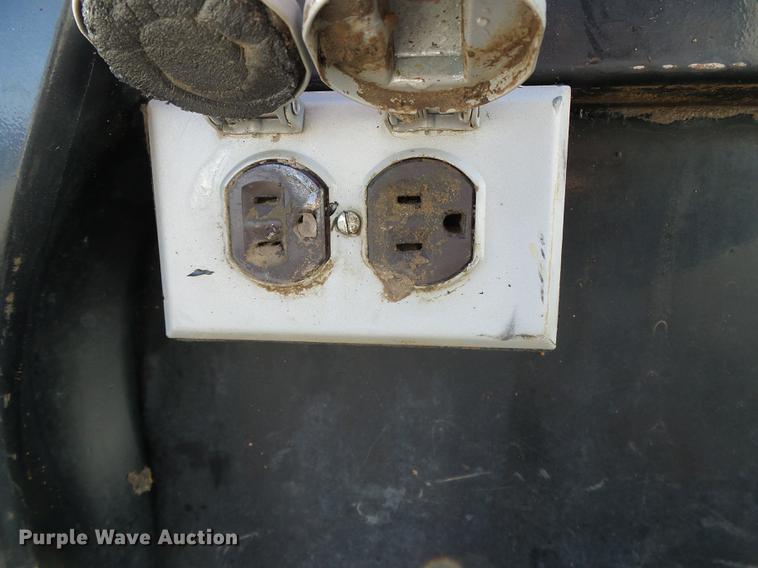 image for item DF2966 2004 Chevrolet Silverado 3500 flatbed pickup truck