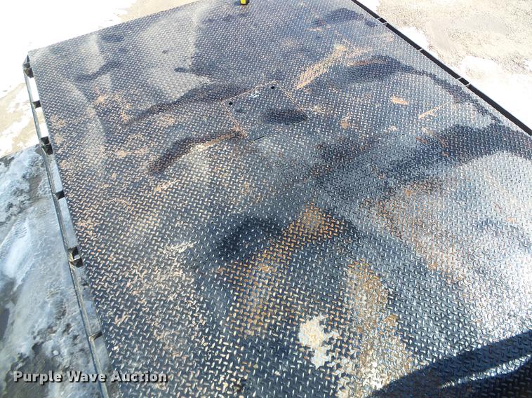 image for item DF2966 2004 Chevrolet Silverado 3500 flatbed pickup truck