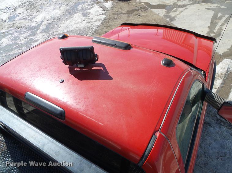 image for item DF2966 2004 Chevrolet Silverado 3500 flatbed pickup truck