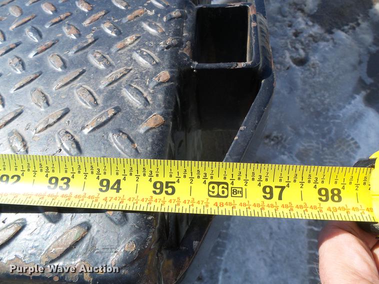 image for item DF2966 2004 Chevrolet Silverado 3500 flatbed pickup truck