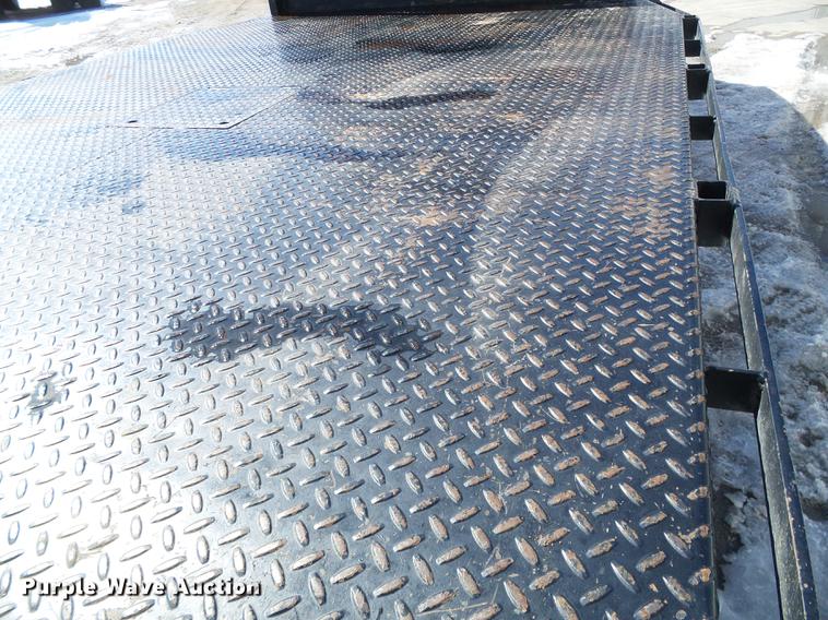 image for item DF2966 2004 Chevrolet Silverado 3500 flatbed pickup truck