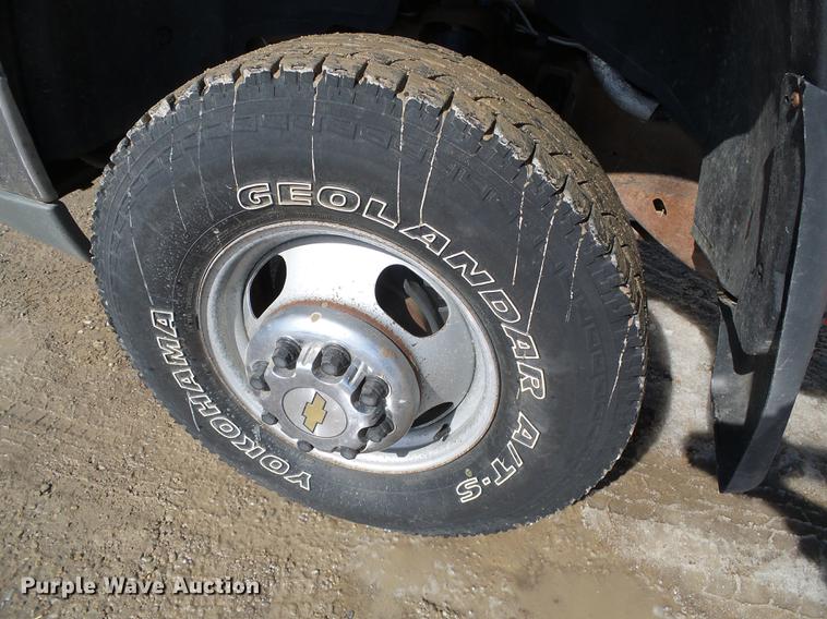 image for item DF2966 2004 Chevrolet Silverado 3500 flatbed pickup truck