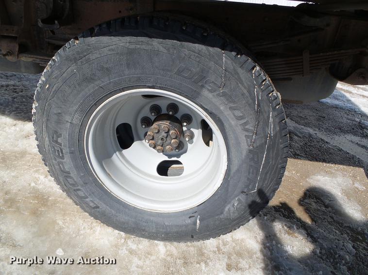 image for item DF2966 2004 Chevrolet Silverado 3500 flatbed pickup truck