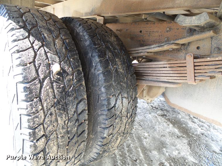 image for item DF2966 2004 Chevrolet Silverado 3500 flatbed pickup truck