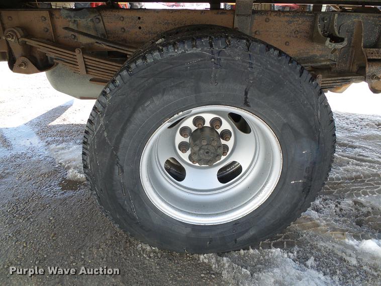 image for item DF2966 2004 Chevrolet Silverado 3500 flatbed pickup truck