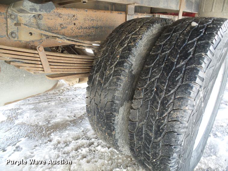 image for item DF2966 2004 Chevrolet Silverado 3500 flatbed pickup truck