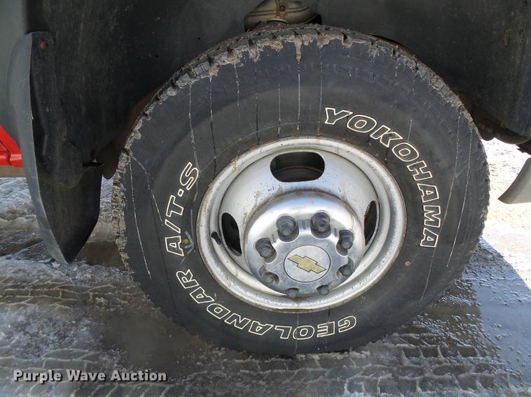 image for item DF2966 2004 Chevrolet Silverado 3500 flatbed pickup truck