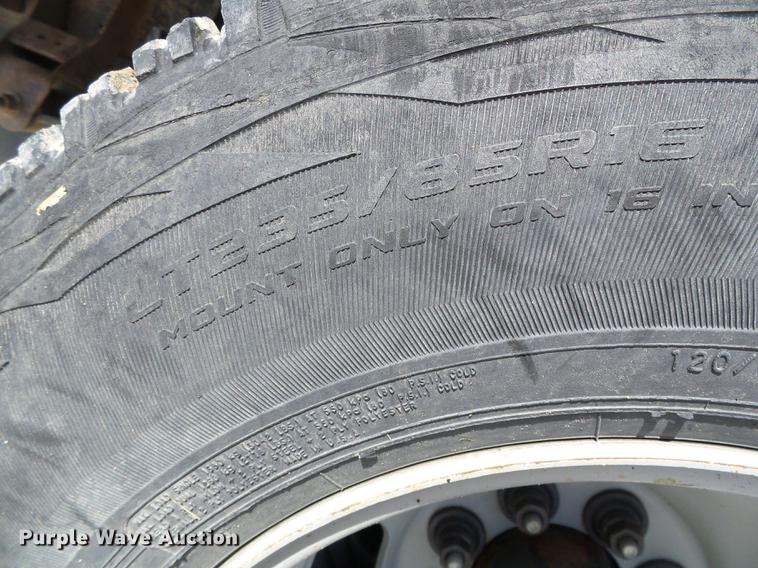 image for item DF2966 2004 Chevrolet Silverado 3500 flatbed pickup truck